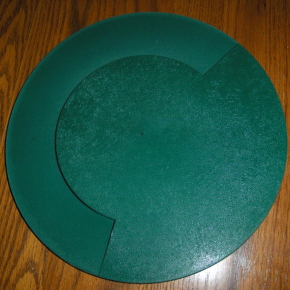 Tupperware Cheese And Crackers Serving Dish Green BOTTOM DOLLAR SALE!!! - Picture 1 of 2